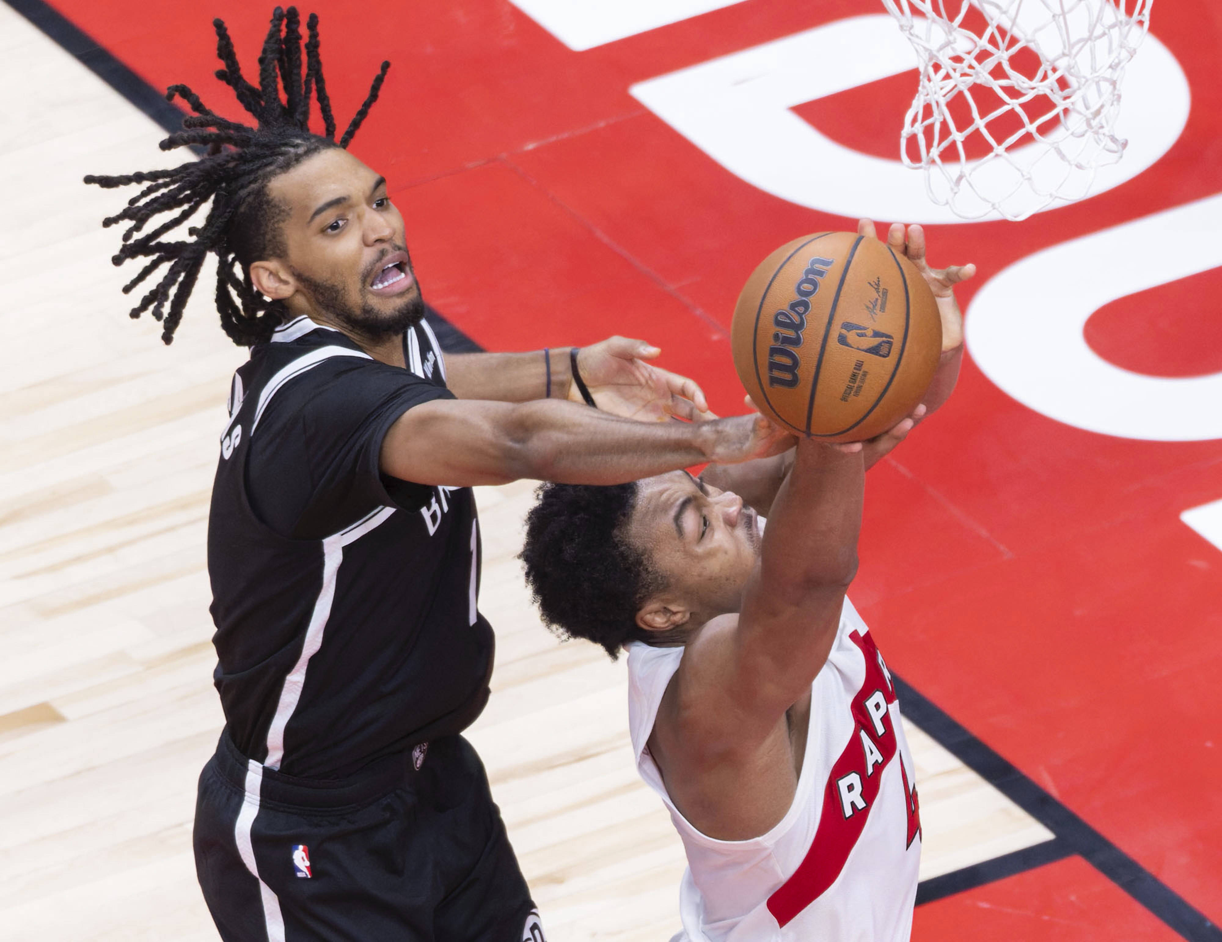 九游娱乐网页入口-赛地聚焦——NBA总决赛关键时刻热度飙升，多伦多猛龙防线松动，信心回归，训练强度明显提升